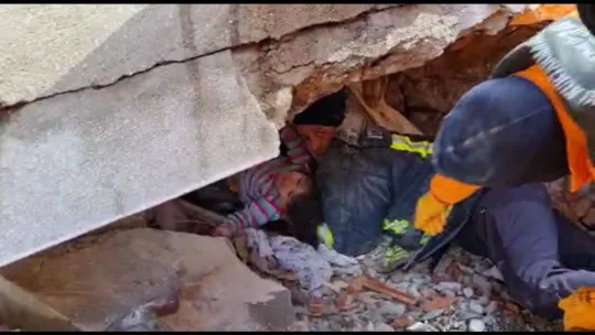 4 yaşındaki küçük kız 6 saatlik çalışma sonucunda sağ salim enkazdan çıkartıldı