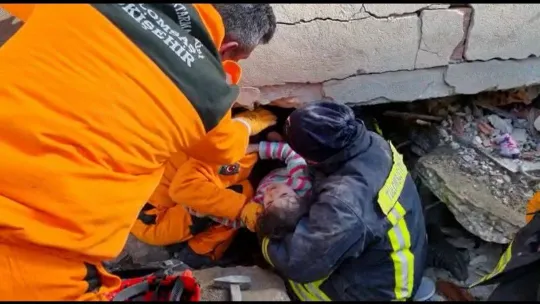 4 yaşındaki küçük kız 6 saatlik çalışma sonucunda sağ salim enkazdan çıkartıldı