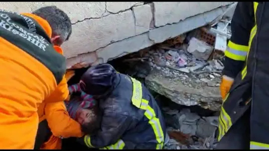 4 yaşındaki küçük kız 6 saatlik çalışma sonucunda sağ salim enkazdan çıkartıldı