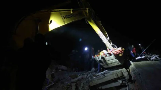 40 saatin sonunda tekbirlerle kurtarılan kardeşler enkazdan kepçeyle indirildi