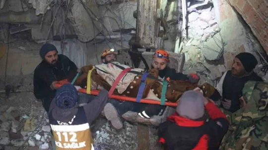 40 saatin sonunda tekbirlerle kurtarılan kardeşler enkazdan kepçeyle indirildi