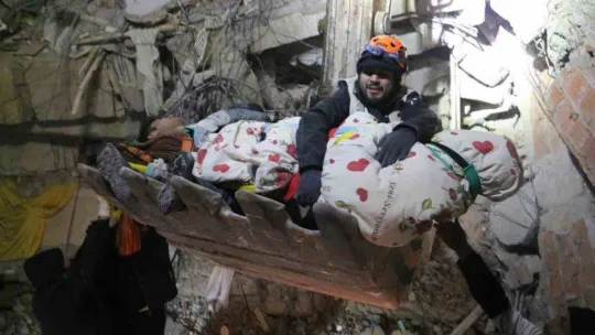 40 saatin sonunda tekbirlerle kurtarılan kardeşler enkazdan kepçeyle indirildi