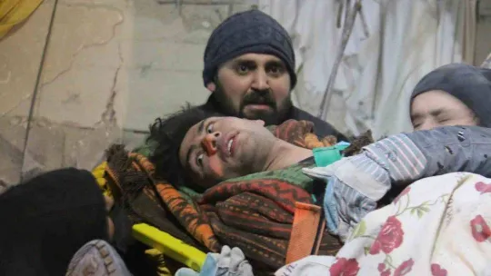 40 saatin sonunda tekbirlerle kurtarılan kardeşler enkazdan kepçeyle indirildi