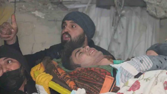 40 saatin sonunda tekbirlerle kurtarılan kardeşler enkazdan kepçeyle indirildi