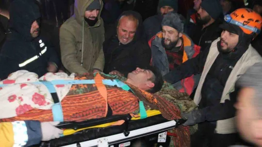 40 saatin sonunda tekbirlerle kurtarılan kardeşler enkazdan kepçeyle indirildi