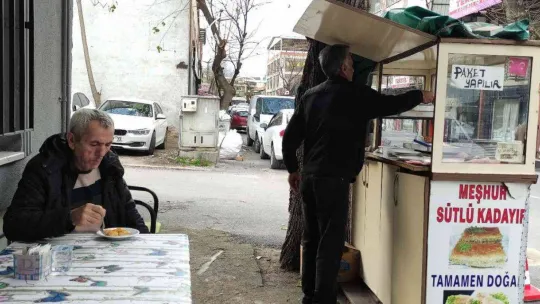 40 yıldır aynı yerde seyyar tezgah açıyor