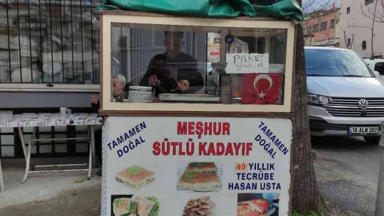 40 yıldır aynı yerde seyyar tezgah açıyor