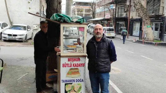 40 yıldır aynı yerde seyyar tezgah açıyor