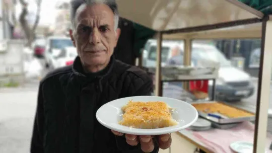 40 yıldır aynı yerde seyyar tezgah açıyor