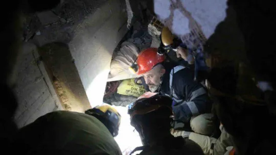 45 saat sonra İsrail ekibinin yardımlarıyla çıkartıldı