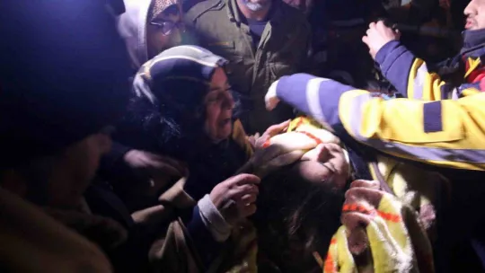 45 saat sonra İsrail ekibinin yardımlarıyla çıkartıldı