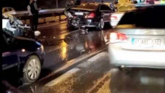 5 araç zincirleme kazaya karıştı: 6 yaralı