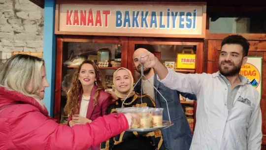 50 yıl önceki Bursa sokaklarında boza dağıttılar