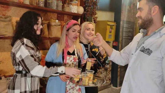 50 yıl önceki Bursa sokaklarında boza dağıttılar