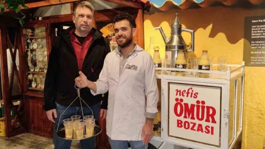 50 yıl önceki Bursa sokaklarında boza dağıttılar