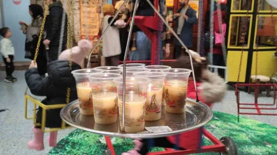 50 yıl önceki Bursa sokaklarında boza dağıttılar