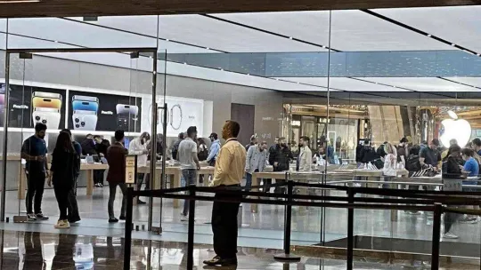 57 bin TL'lik cep telefonunu almak için kuyruğa girdiler