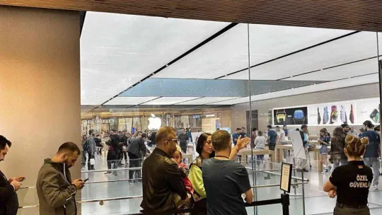 57 bin TL'lik cep telefonunu almak için kuyruğa girdiler