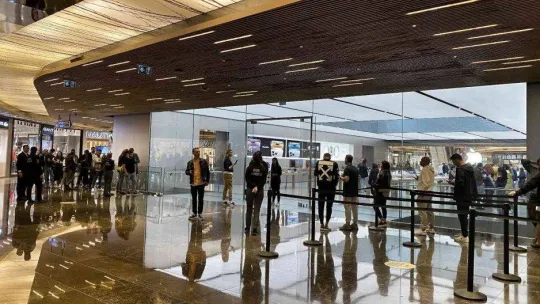 57 bin TL'lik cep telefonunu almak için kuyruğa girdiler