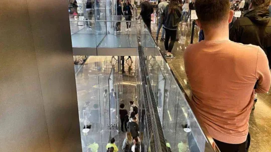 57 bin TL'lik cep telefonunu almak için kuyruğa girdiler