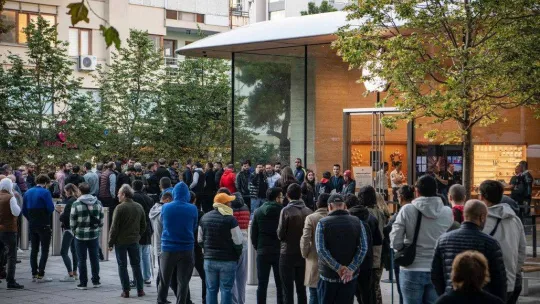 57 bin TL'lik cep telefonunu almak için kuyruğa girdiler