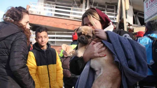 6 katlı bina enkazından sağ çıktı, depremzede kadın sahiplendi