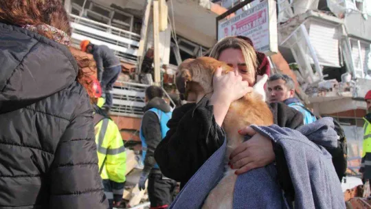 6 katlı bina enkazından sağ çıktı, depremzede kadın sahiplendi