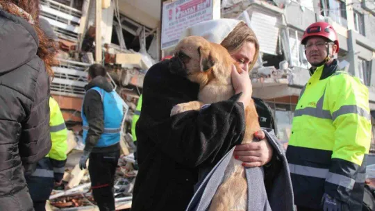 6 katlı bina enkazından sağ çıktı, depremzede kadın sahiplendi