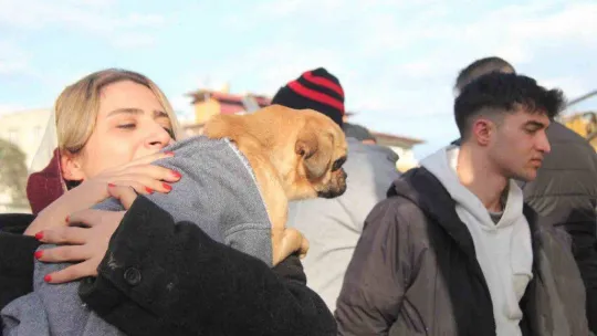 6 katlı bina enkazından sağ çıktı, depremzede kadın sahiplendi