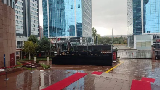 6'lı Masa toplantısı sırasında fırtına gazetecilerin bulunduğu platformu uçurdu