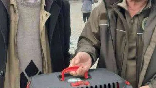 6 yaşındaki Azra, balkonda yaralı bulduğu atmacaya sahip çıktı