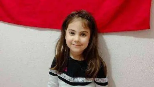 6 yaşındaki Azra, balkonda yaralı bulduğu atmacaya sahip çıktı