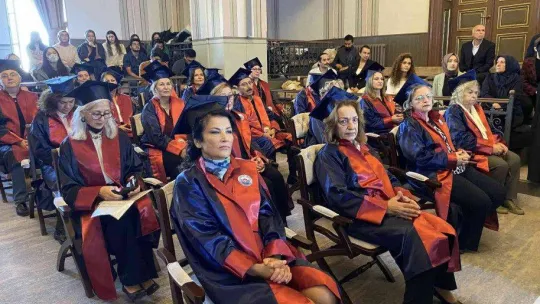 60 yaşından sonra üniversiteyi bitiren 59 mezun kep attı