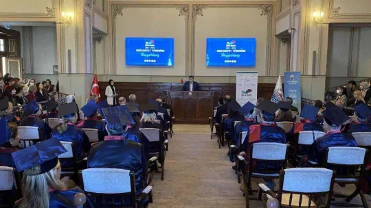 60 yaşından sonra üniversiteyi bitiren 59 mezun kep attı