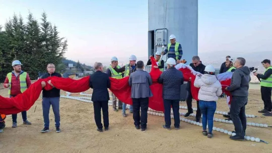 600 metrekarelik Türk bayrağı göklere çekildi