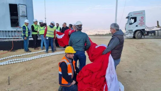 600 metrekarelik Türk bayrağı göklere çekildi