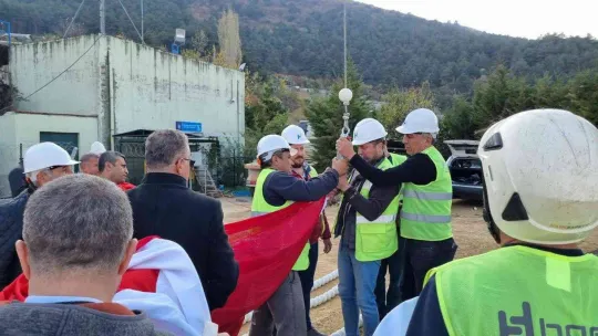 600 metrekarelik Türk bayrağı göklere çekildi