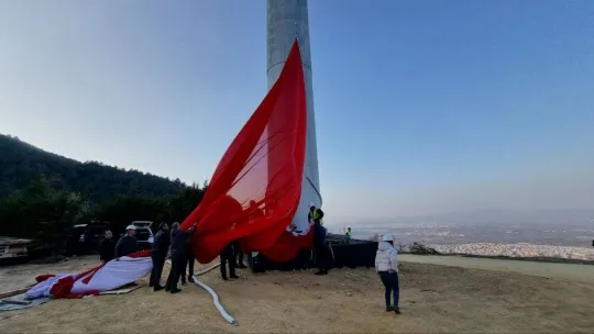 600 metrekarelik Türk bayrağı göklere çekildi