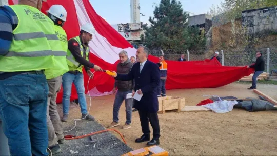 600 metrekarelik Türk bayrağı göklere çekildi