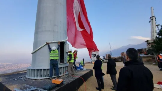 600 metrekarelik Türk bayrağı göklere çekildi