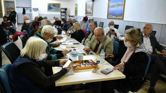 65 yaş üstü vatandaşlar teknolojiyi 'Yaşlılar ve Gençler Bilgi Erişim Merkezi'nde yakalıyor