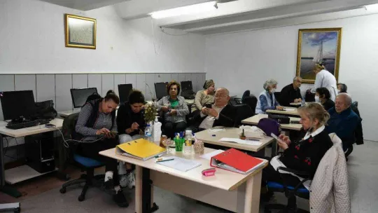 65 yaş üstü vatandaşlar teknolojiyi 'Yaşlılar ve Gençler Bilgi Erişim Merkezi'nde yakalıyor