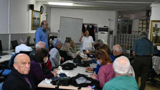 65 yaş üstü vatandaşlar teknolojiyi 'Yaşlılar ve Gençler Bilgi Erişim Merkezi'nde yakalıyor