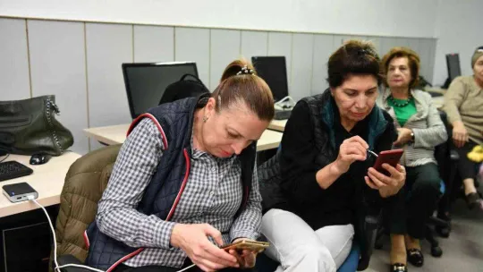 65 yaş üstü vatandaşlar teknolojiyi 'Yaşlılar ve Gençler Bilgi Erişim Merkezi'nde yakalıyor