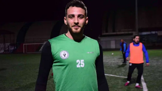 7 gol yedikten sonra kaleciliğe küsüp forvete geçti, golcülüğüyle rakiplere bela oldu