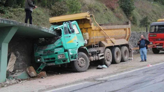 70 metre sürüklenen kamyon beton merdivene çarptı: 1 ölü