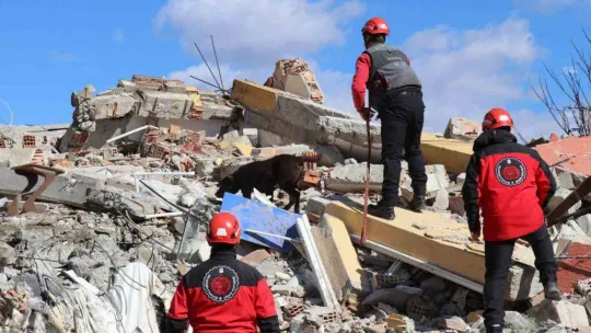 75 yaşındaki beyin cerrahı enkaz altında aranıyor