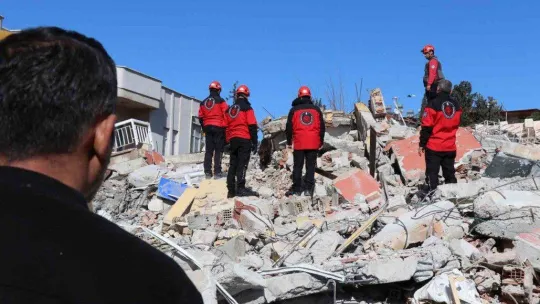 75 yaşındaki beyin cerrahı enkaz altında aranıyor