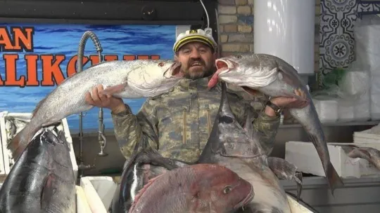 77 kiloluk kılıç balığını sırtladığı görüntüler balıkçıyı fenomen haline getirdi