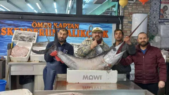 77 kiloluk kılıç balığını sırtladığı görüntüler balıkçıyı fenomen haline getirdi